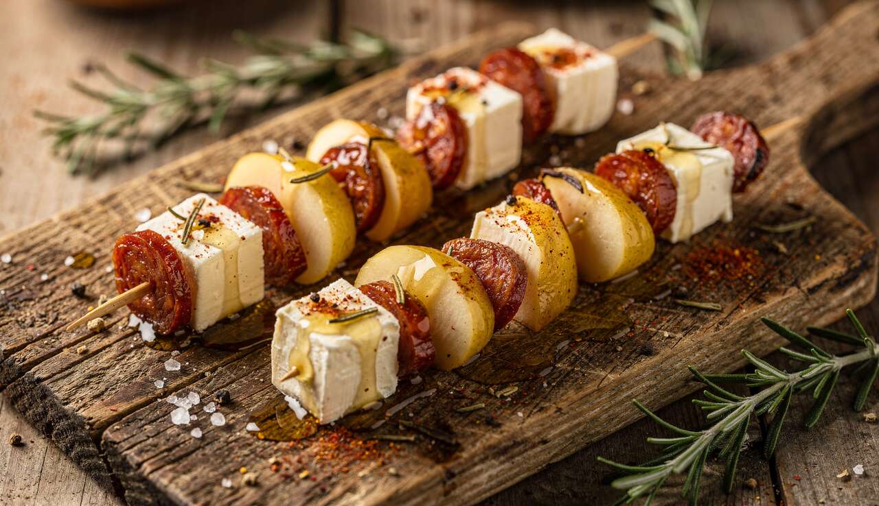 Brochettes de poires, chorizo et fromage : une alliance gourmande