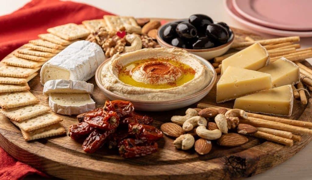 Planche de Saint-Valentin : houmous et fromage