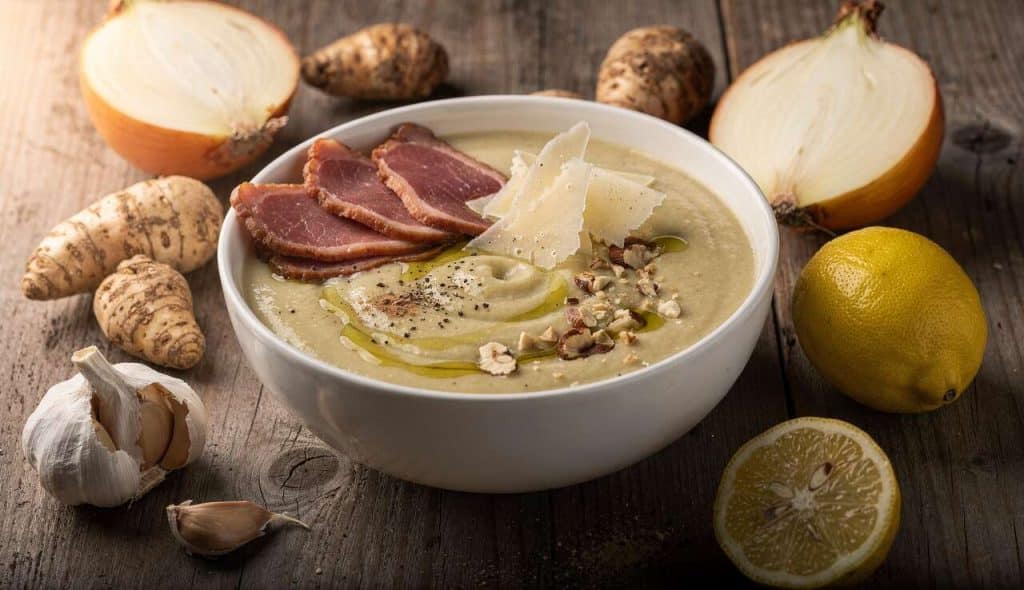 Velouté de topinambours : chips de magret séché et fromage