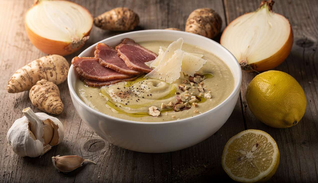 Velouté de topinambours : chips de magret séché et fromage