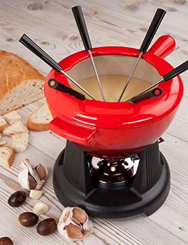 Découvrez l'efficacité et le design volcanique du service à fondue en fonte Le Creuset. Une expérience culinaire raffinée et durable attend les gourmets amateurs de fondues.