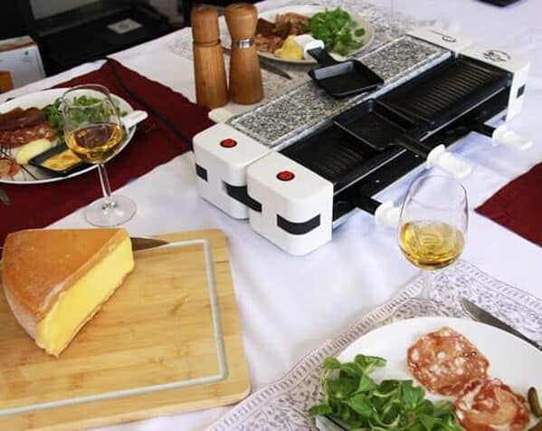Découvrez notre test complet de la raclette Little Balance 8502 et explorez comment elle apporte convivialité et efficacité à votre table grâce à son design à 360°