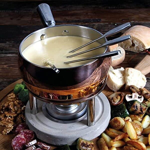 Découvrez le caquelon à fondue en cuivre Boska : alliant performance et convivialité, cet ustensile est idéal pour des repas chaleureux entre amis ou en famille.