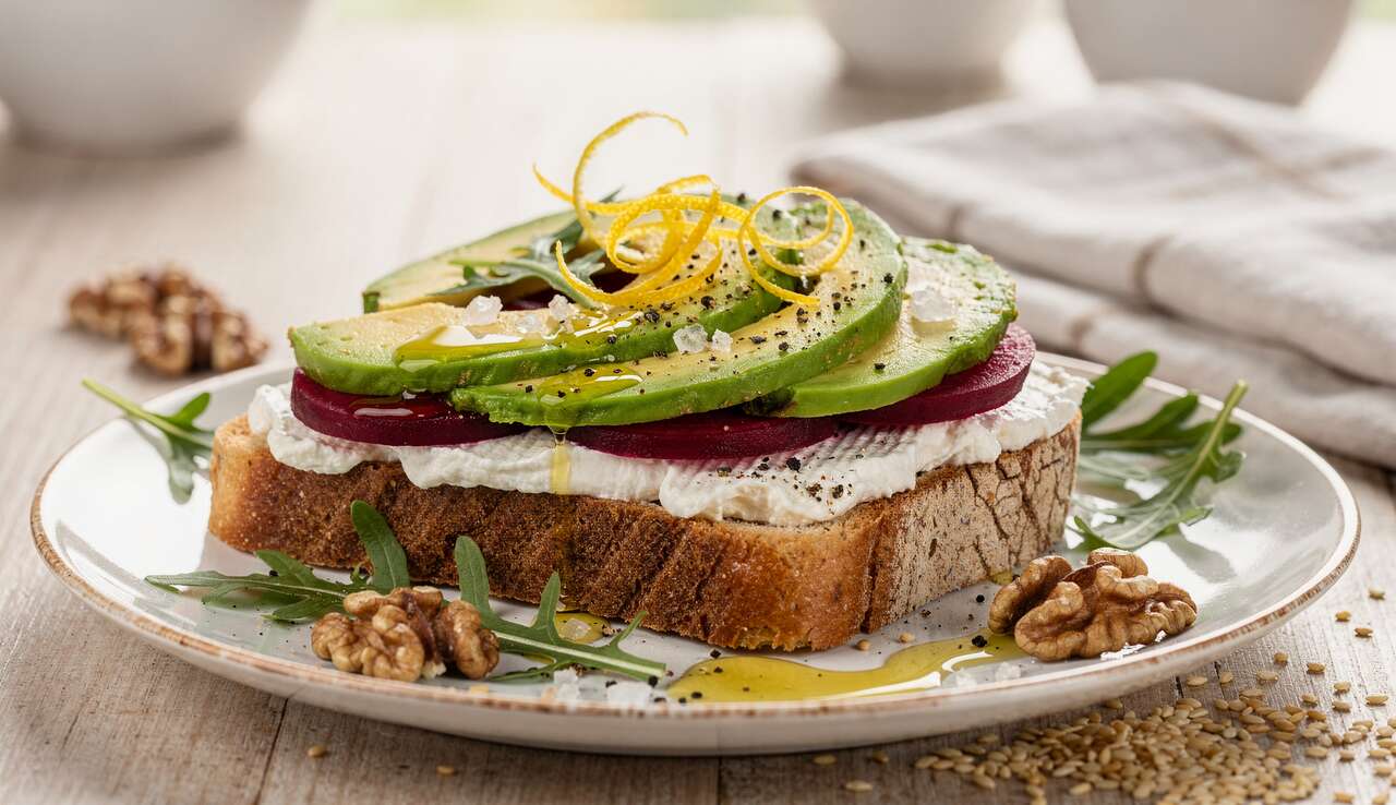 Recette de sandwich avocat, betterave et fromage frais