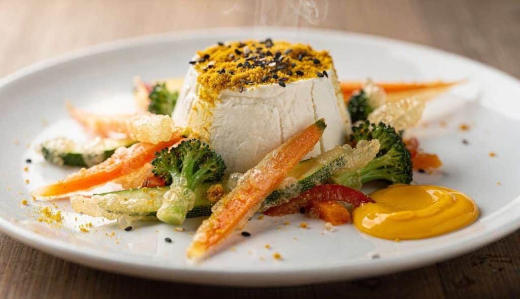 Pyramide de chèvre au curry et légumes en tempura : une recette gourmande