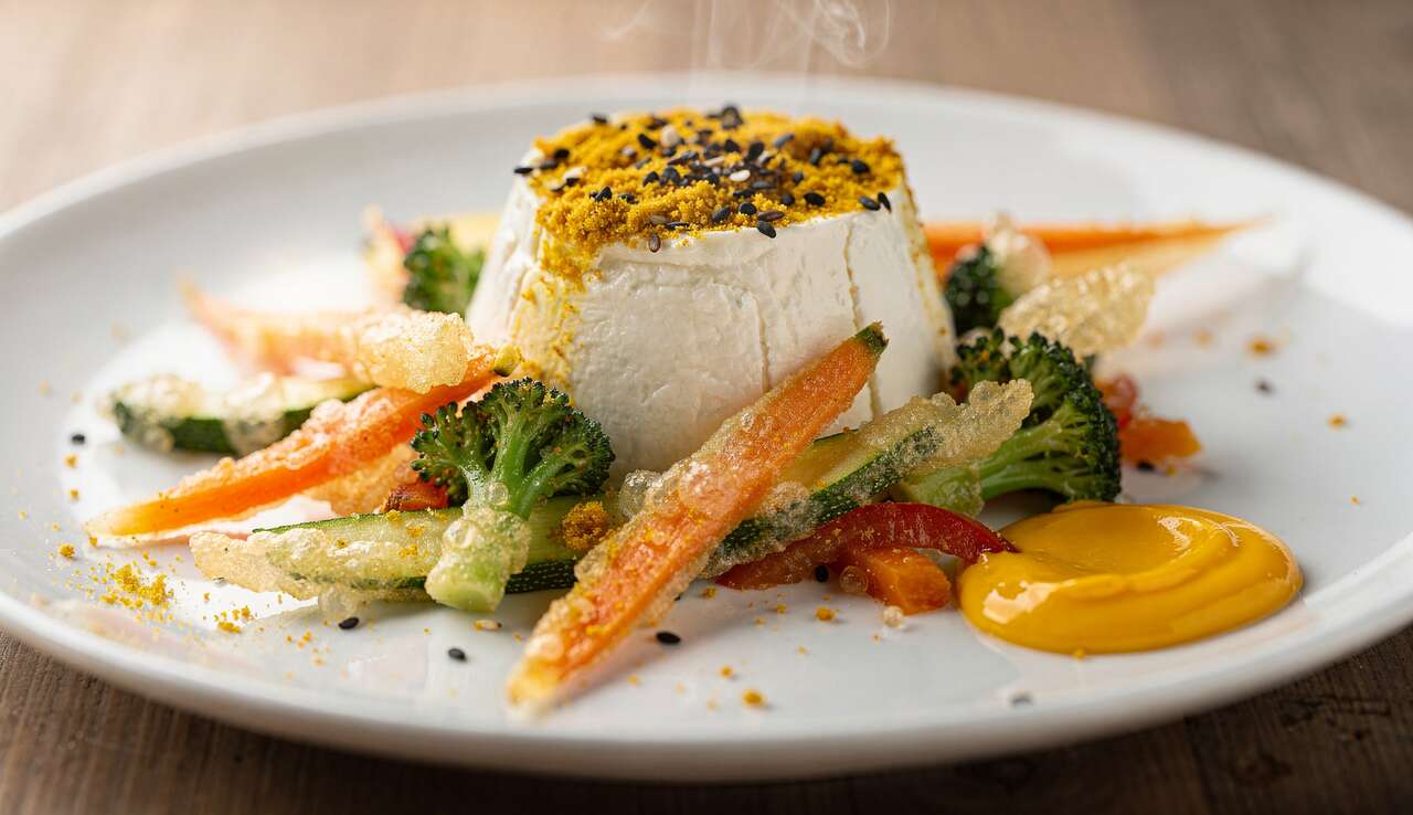 Pyramide de chèvre au curry et légumes en tempura : une recette gourmande