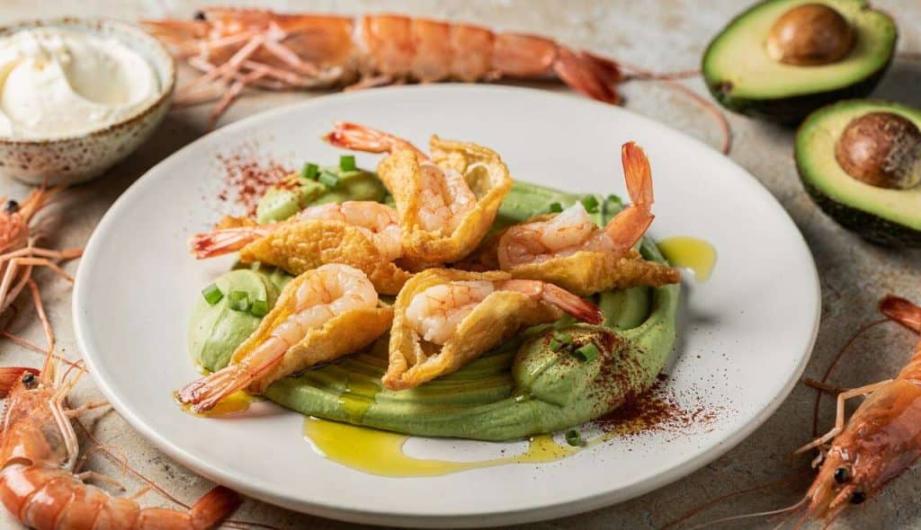 Croustillant de gambas au fromage et mousse d'avocat : la recette gourmande