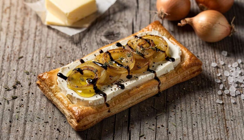 Tartine feuilletée aux oignons et fromage frais : recette gourmande