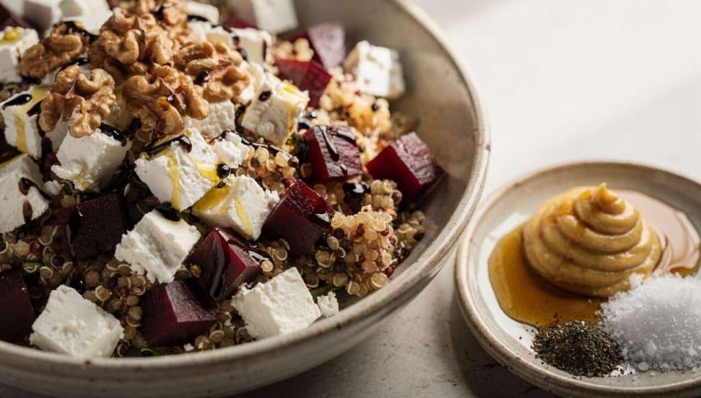 Salade quinoa, betteraves et fromage : recette savoureuse