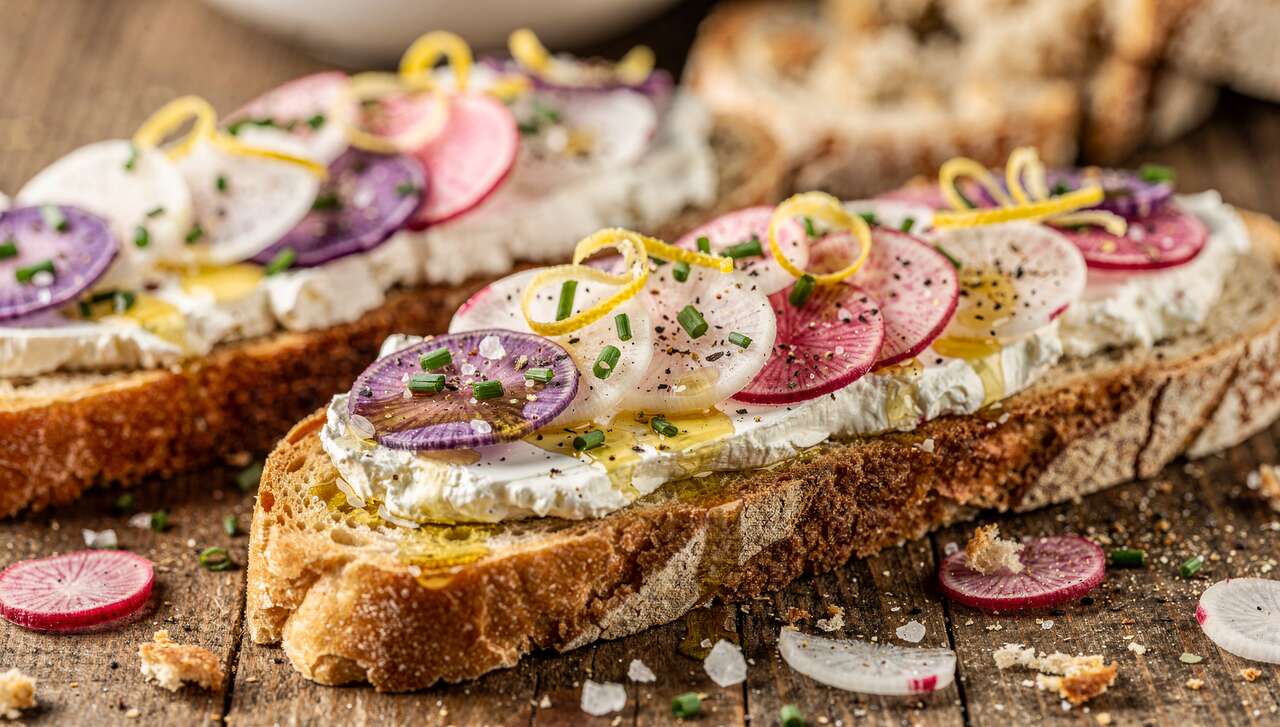 Recette de tartine au fromage frais et radis multicolores