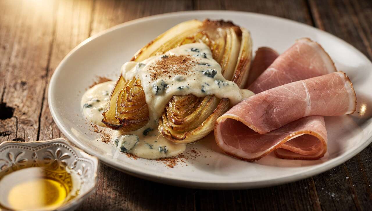 Endives braisées au jambon et crème de bleu : recette savoureuse