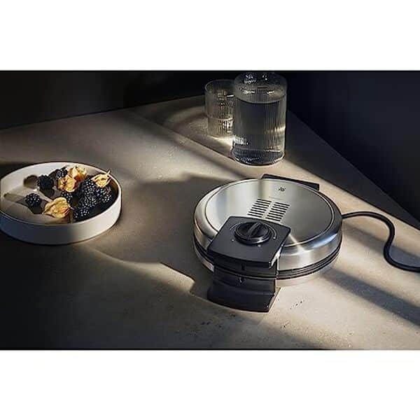 Découvrez le test complet du gaufrier WMF LONO, appareil de 900 W pour des gaufres en forme de cœurs dorés. Parfait pour des dégustations délicieuses et réussies à chaque utilisation  !