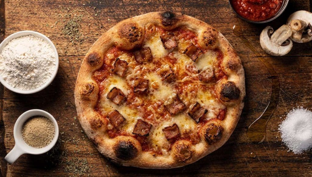 Pizza maison : champignons, lardons et parmesan