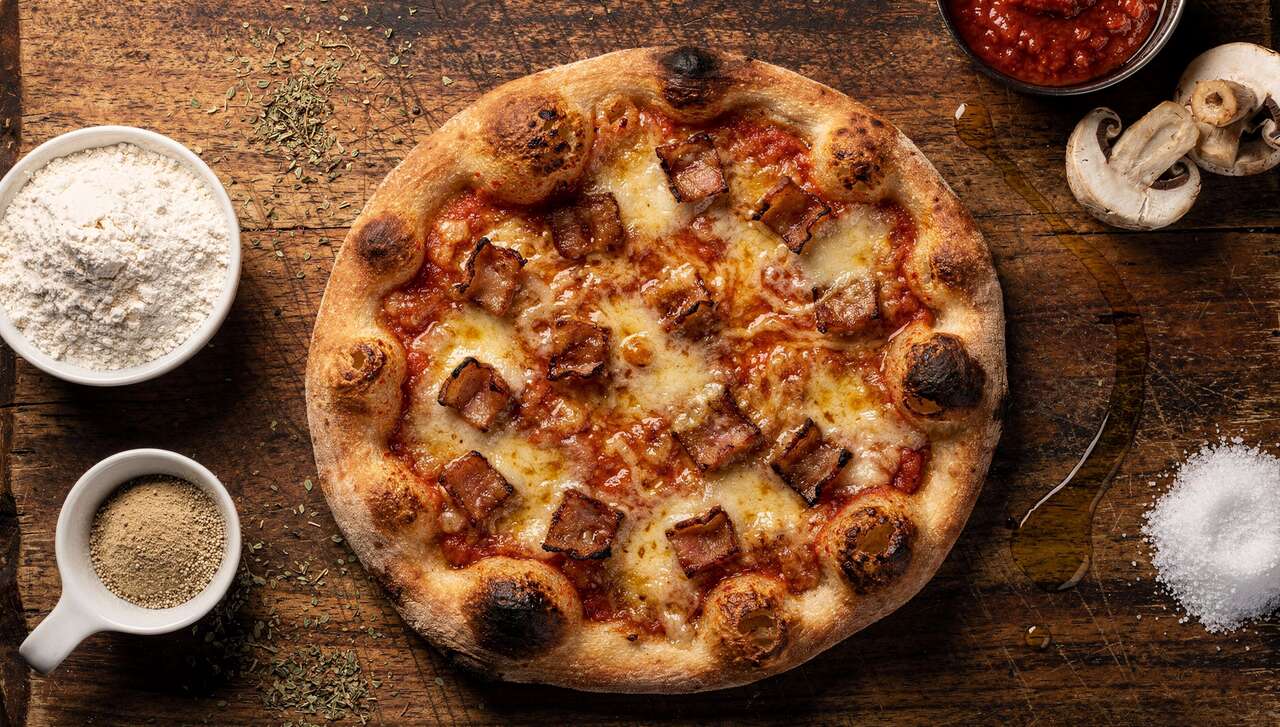 Pizza maison : champignons, lardons et parmesan