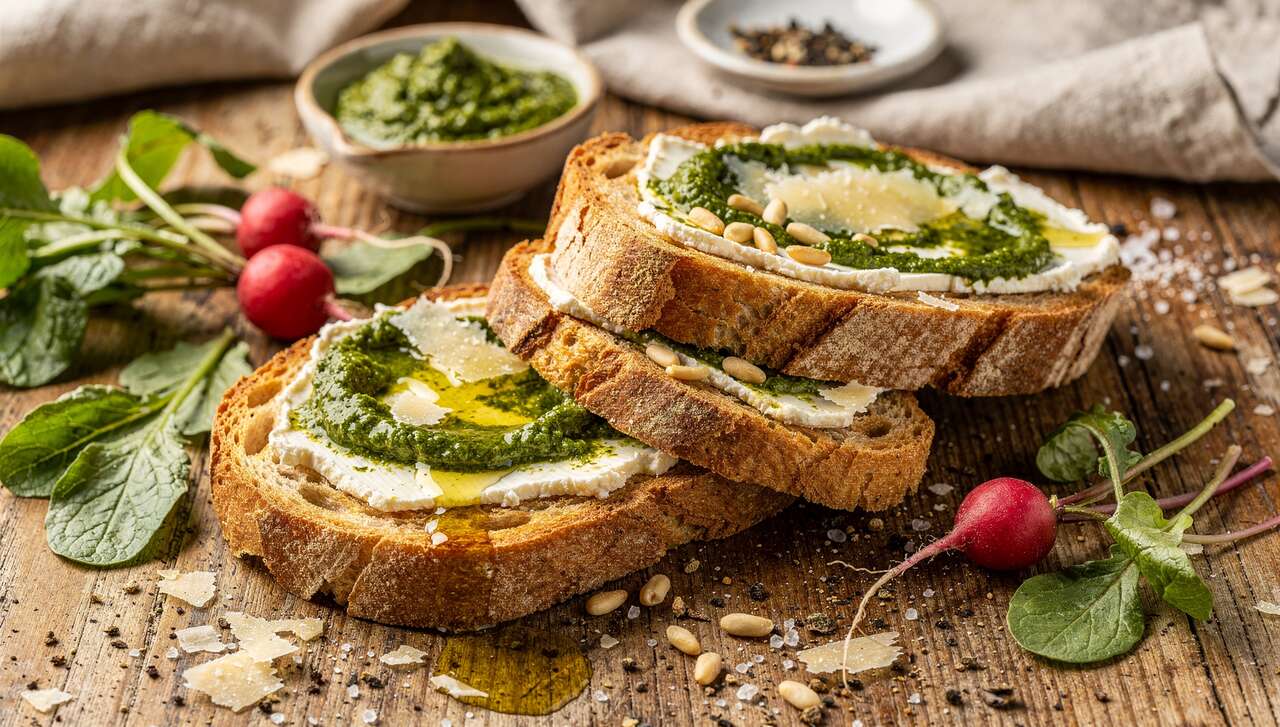 Tartine de fromage et pesto de fanes de radis : recette savoureuse