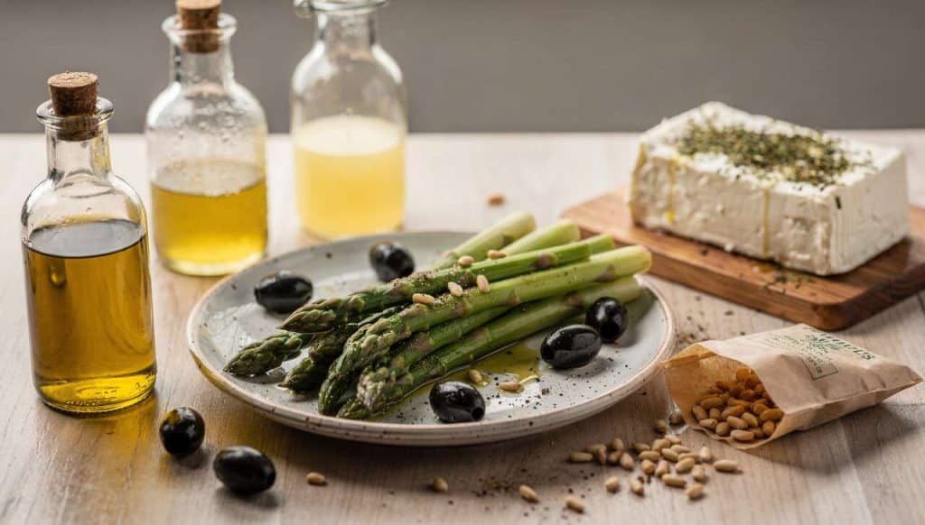 Asperges vertes aux olives, citron et fromage frais aux herbes : la recette facile