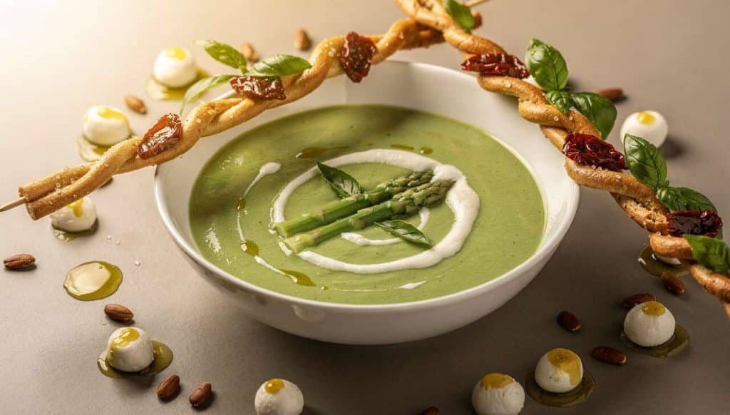 Velouté d'asperges vertes et brochette italienne de fromage frais
