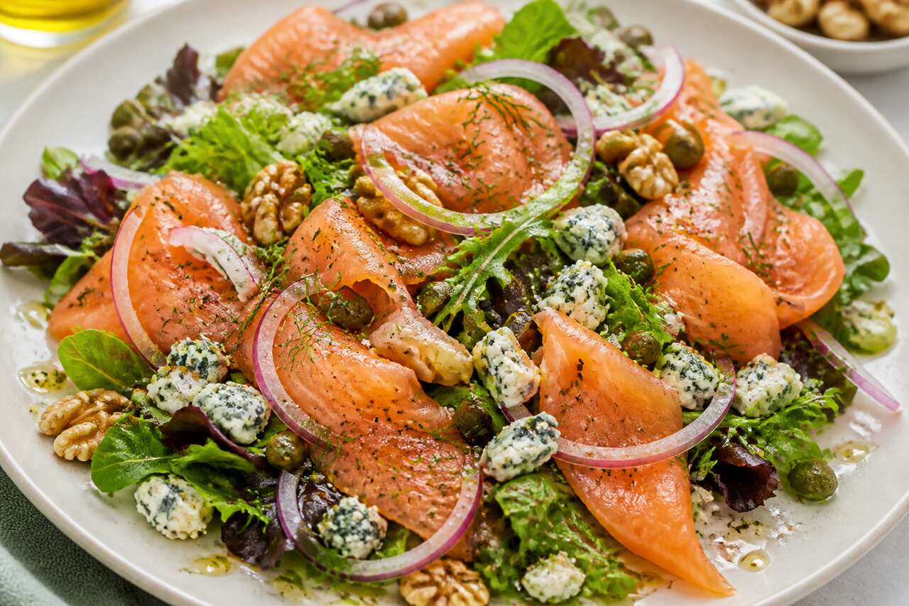 Salade au saumon fumé et au bleu : recette gourmande