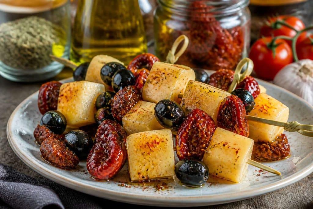 Brochettes apéritives au fromage de brebis : recette savoureuse et facile
