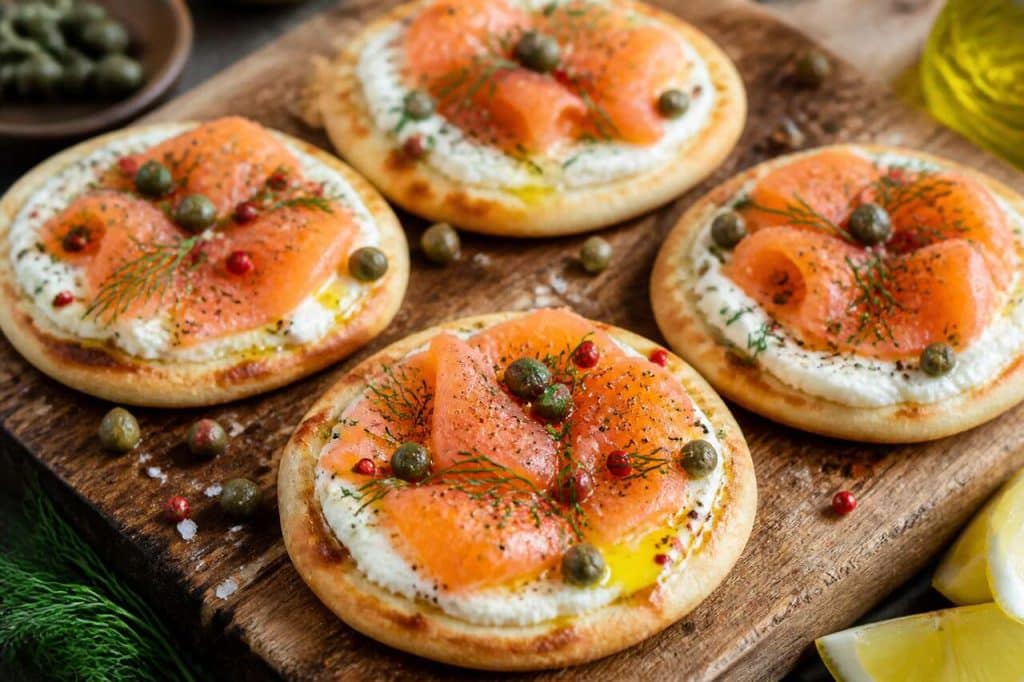 Mini pizzas au fromage frais et saumon fumé : recette gourmande