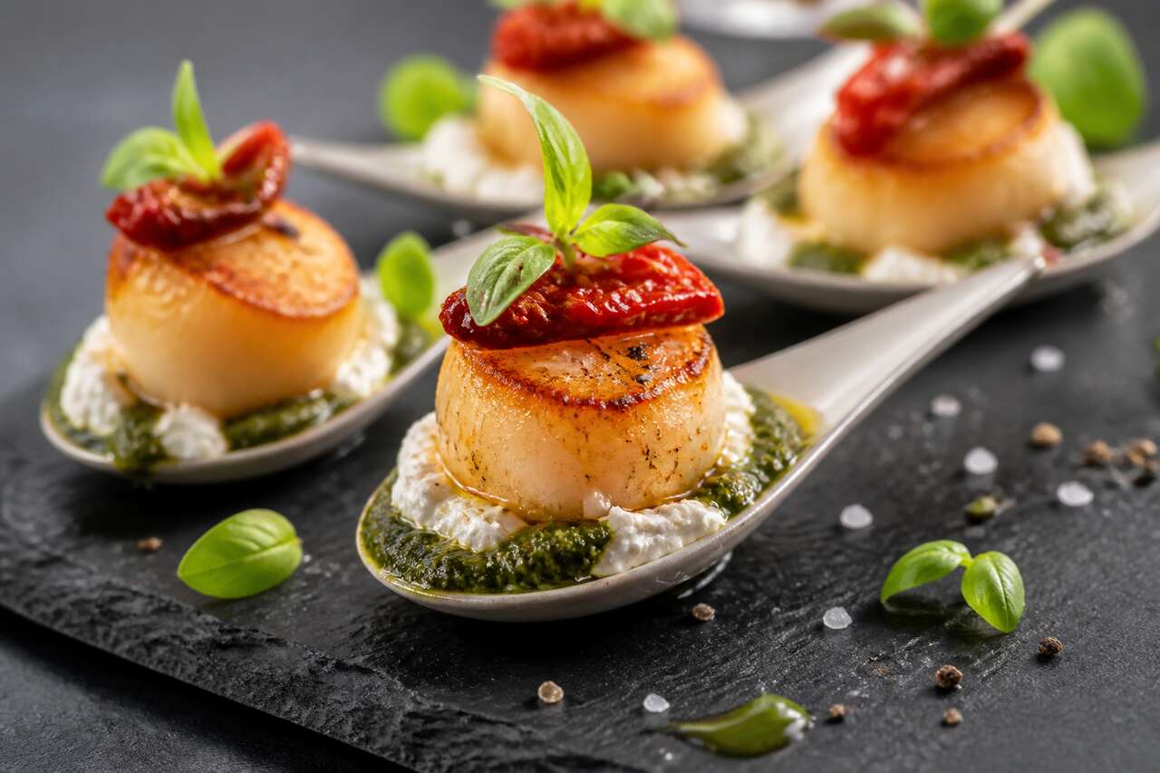 Cuillères de saint-jacques à la tomate séchée, fromage frais et pesto