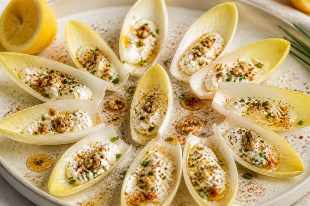 Pétales d'endives au fromage frais et miel : recette gourmande