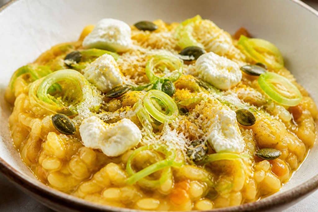 Risotto aux lentilles corail, poireaux et fromage frais