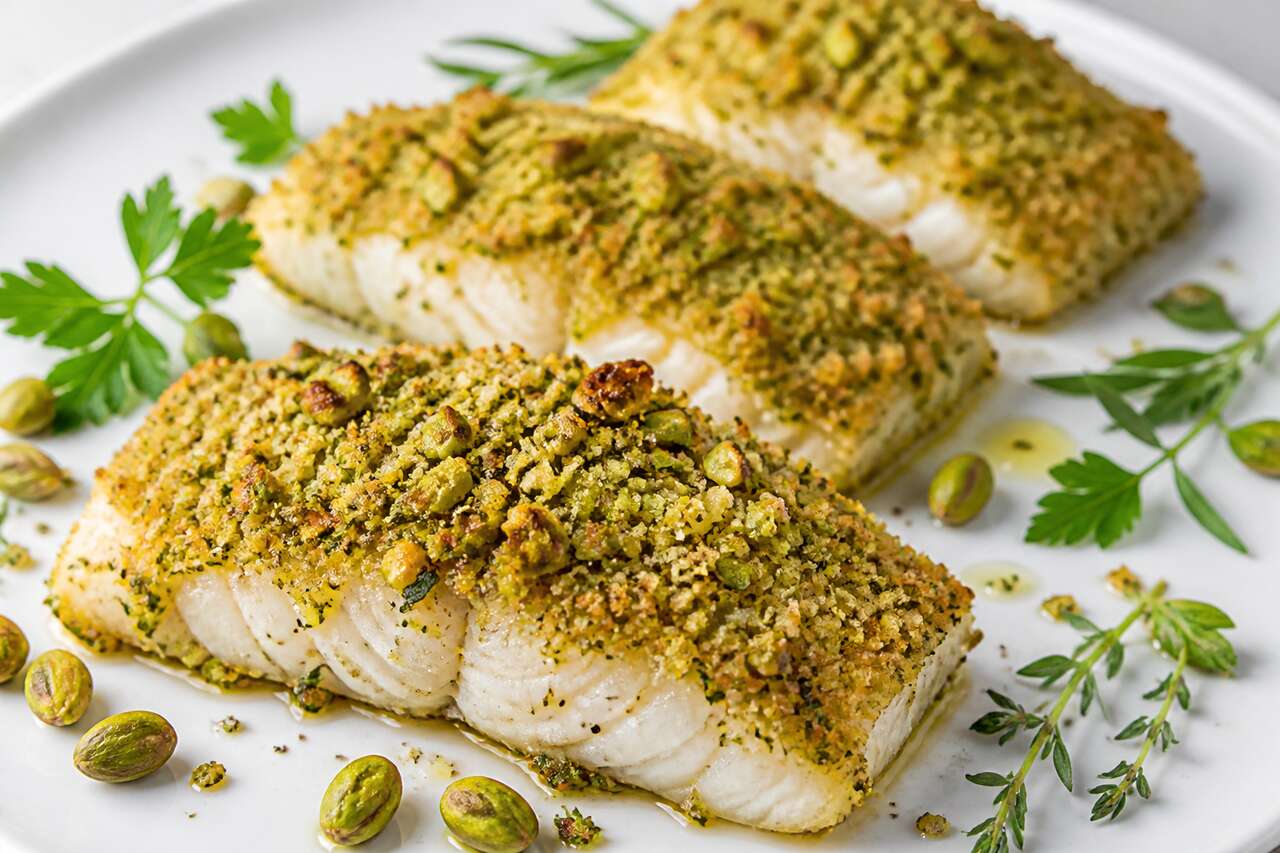 Colin d'alaska en croûte d'herbes et pistaches : recette délicieuse