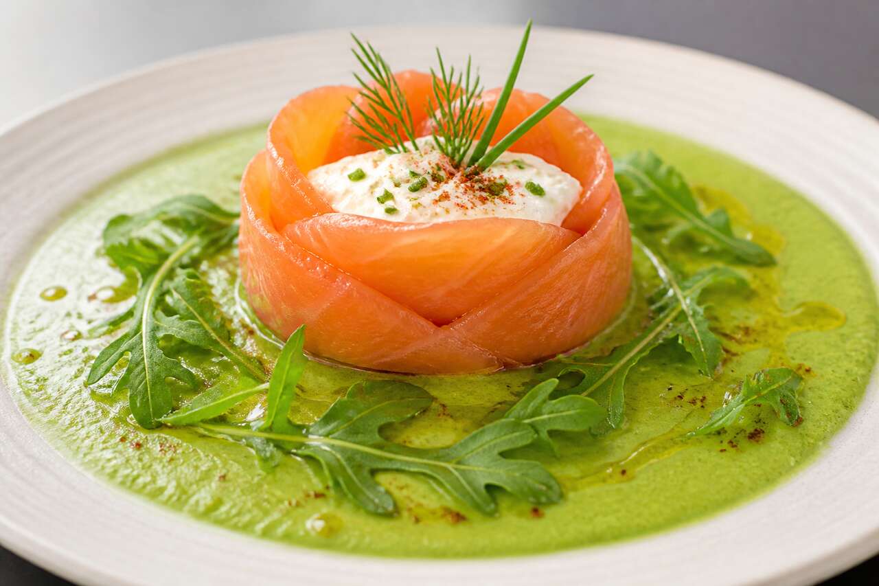 Corolle de truite fumée au fromage frais et velouté de petits pois à la roquette