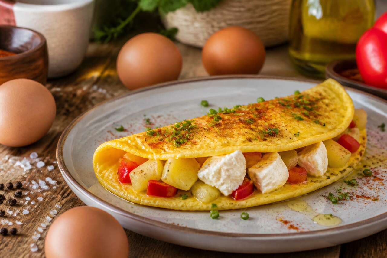 Omelette pommes de terre, poivron rouge et fromage frais : recette savoureuse