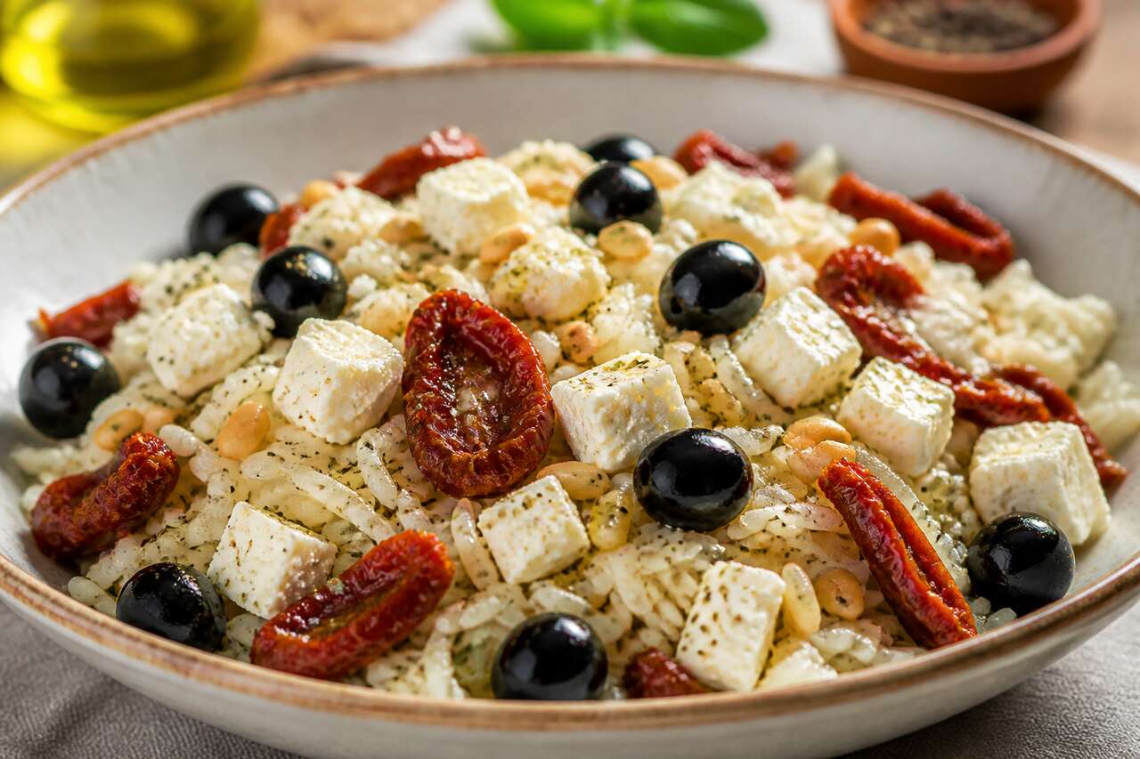 Salade de riz au fromage de brebis : recette savoureuse