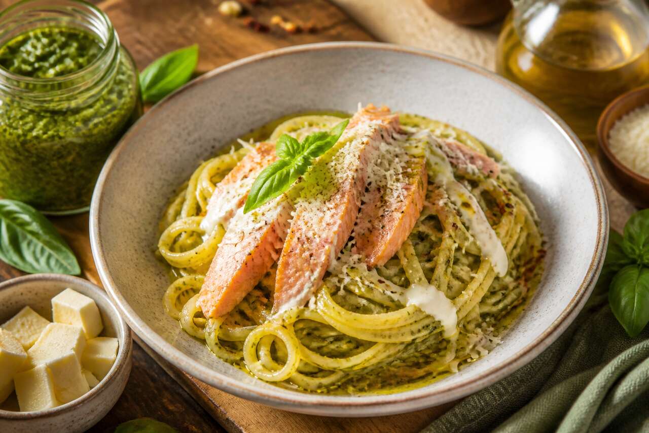 Pâtes au pesto crémeux, tartinade végétale et saumon fondant
