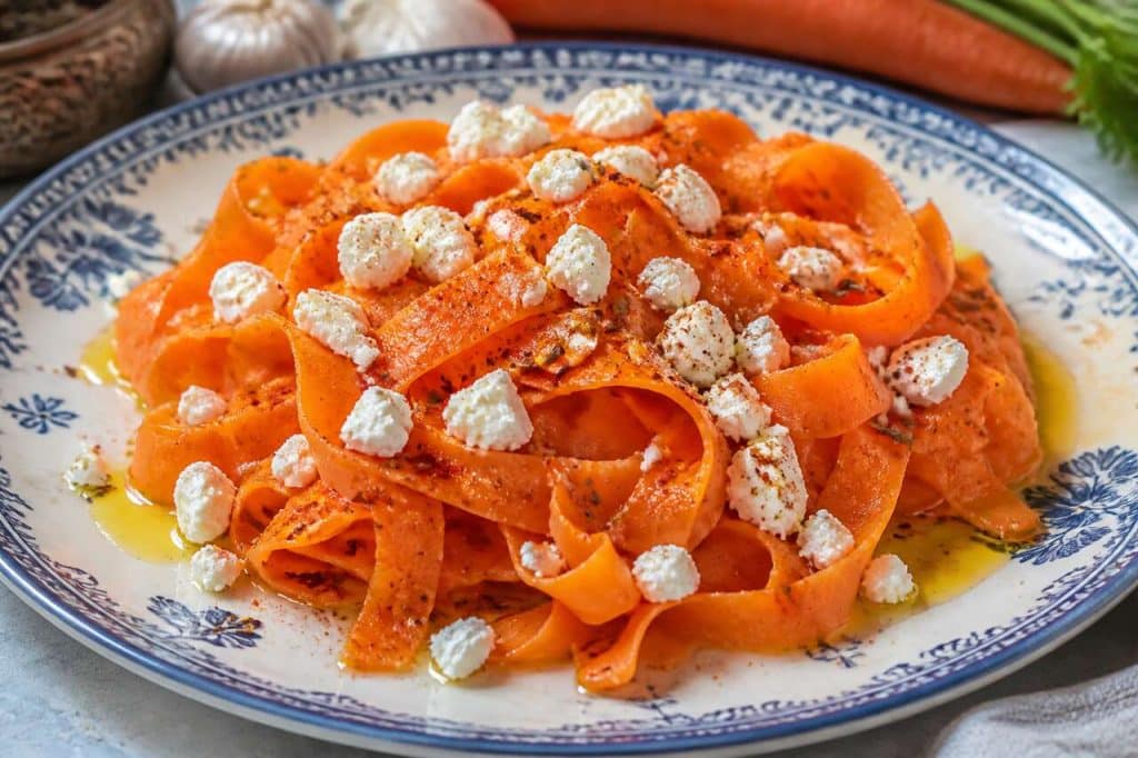 Tagliatelles de carottes au cumin et feta : recette savoureuse et facile
