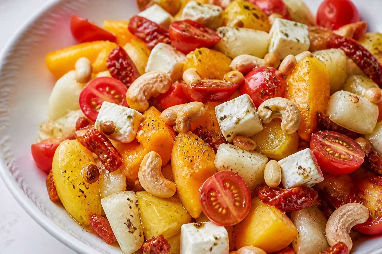 Salade de fruits et tomates cerise au fromage : recette savoureuse