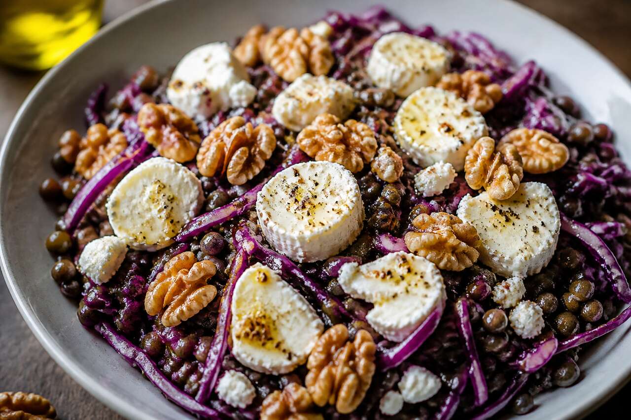 Salade de lentilles, chou rouge et fromage de chèvre : recette savoureuse