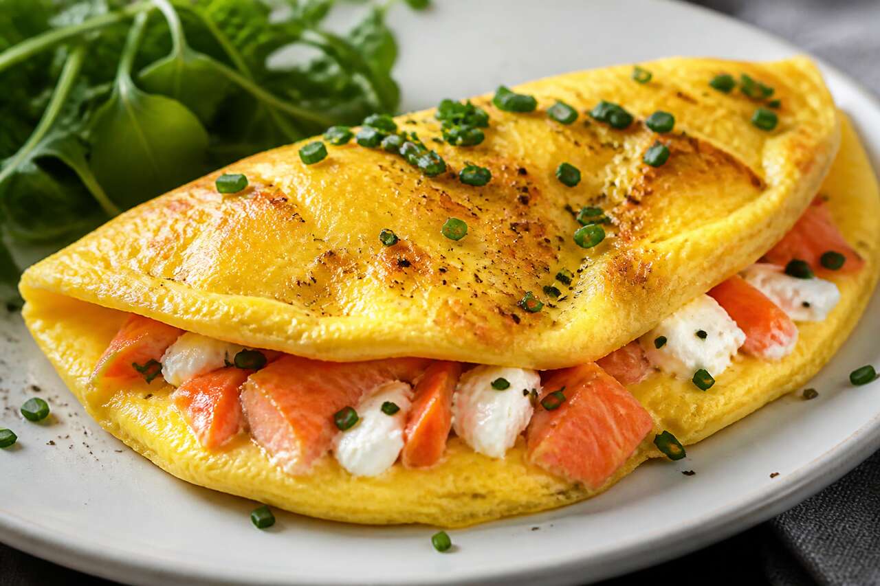Omelette au saumon fumé et chèvre : recette gourmande