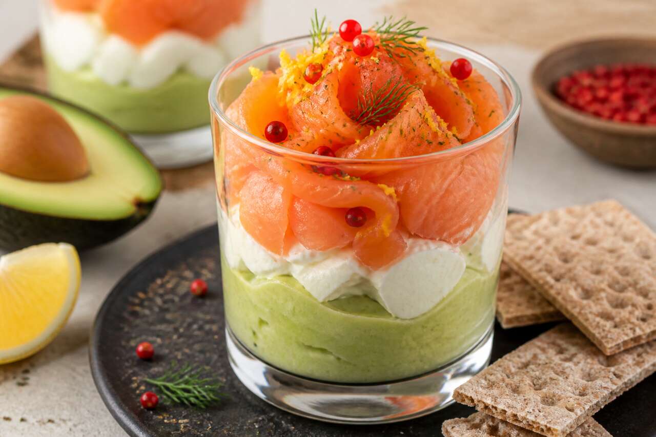 Verrine saumon fumé, avocat et fromage frais : recette savoureuse