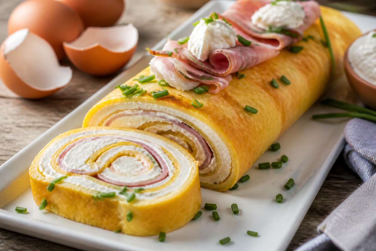 Omelette roulée au fromage frais et jambon : recette gourmande