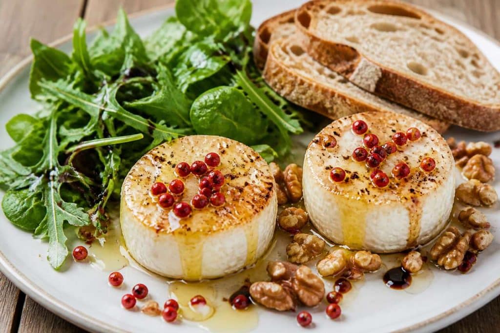 Chèvre chaud rôti aux baies roses : recette gourmande