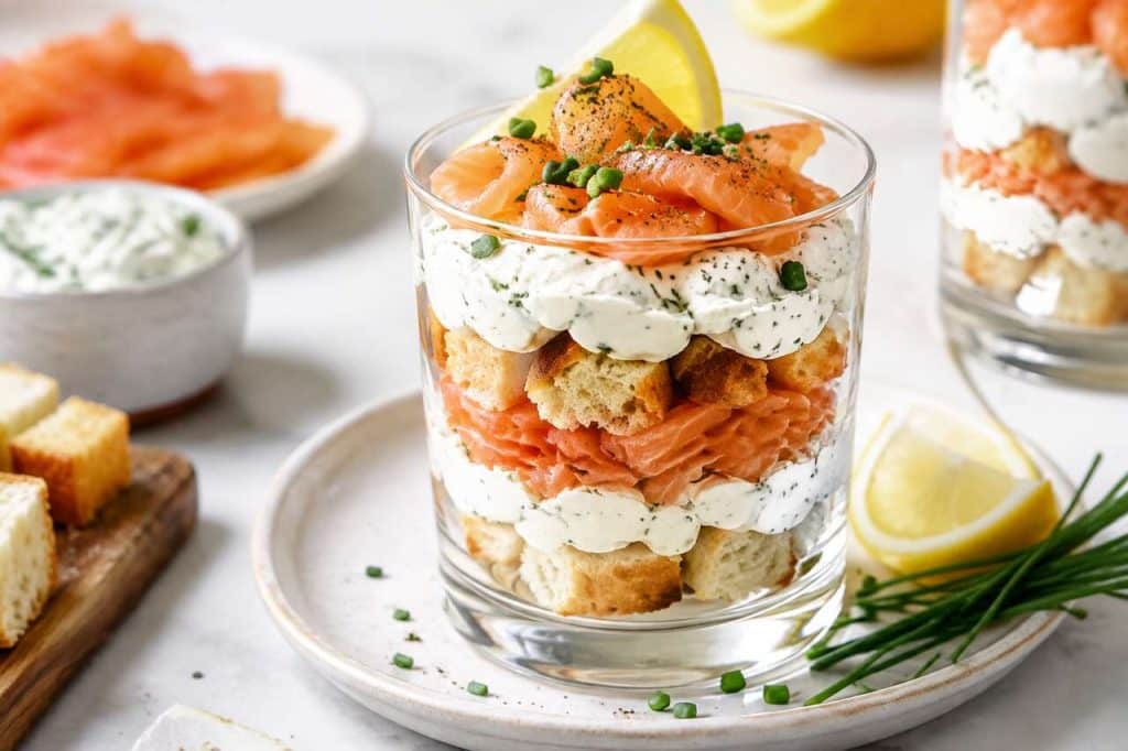 Verrine saumon fumé, brioche et fromage frais ail & fines herbes